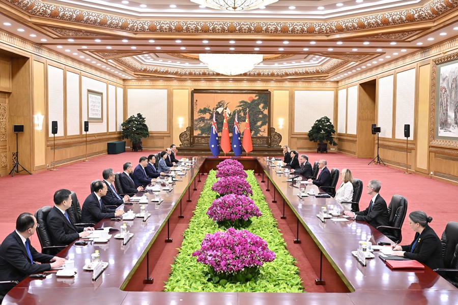 7月15日上午，国家主席习近平在北京人民大会堂会见来华进行正式访问的澳大利亚总理阿尔巴尼斯。