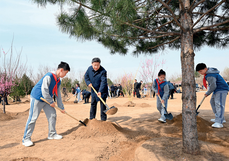 2025年4月3日，党和国家领导人习近平、李强、赵乐际、王沪宁、蔡奇、丁薛祥、李希、韩正等来到北京市丰台区永定河畔参加首都义务植树活动。这是习近平同大家一起植树。
