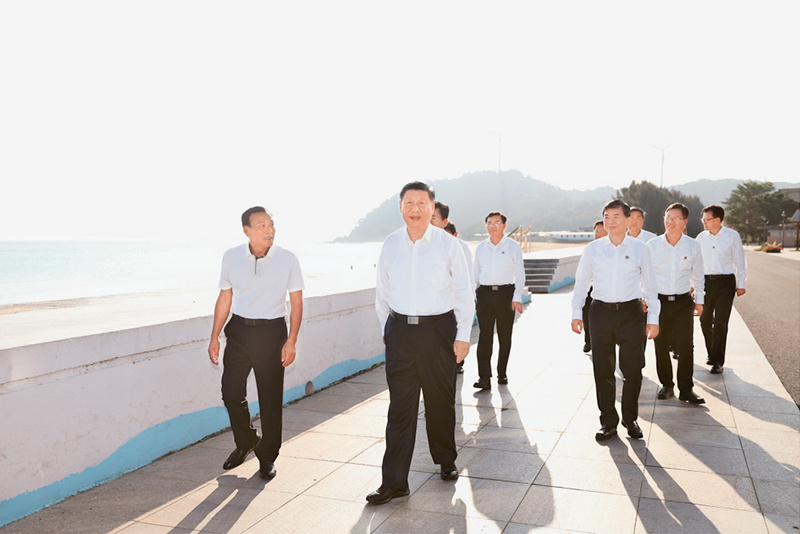 2024年10月15日至16日，中共中央总书记、国家主席、中央军委主席习近平在福建考察。这是15日下午，习近平在漳州市东山县陈城镇澳角村考察时，步行察看澳角湾海域环境和村容村貌。