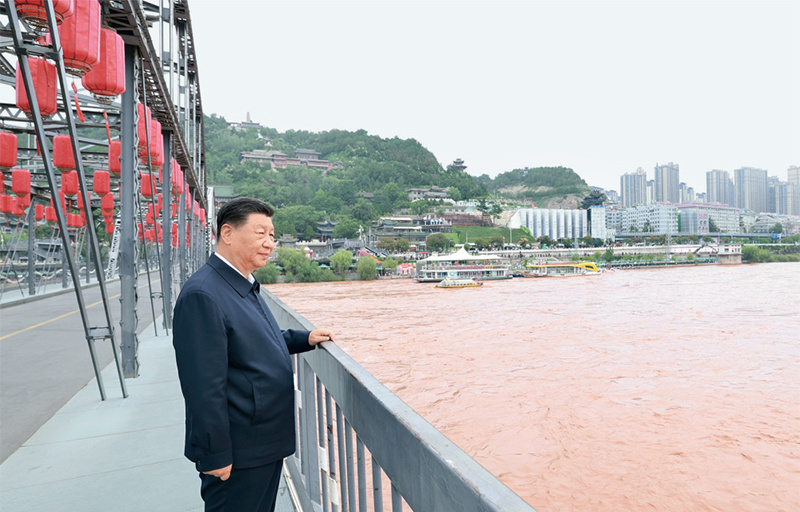 2024年9月10日至13日，中共中央总书记、国家主席、中央军委主席习近平在甘肃考察。这是11日下午，习近平在兰州中山桥上远眺黄河。
