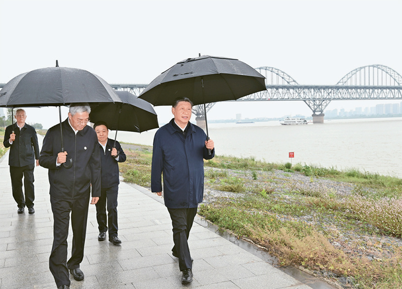 2023年10月10日至13日，中共中央总书记、国家主席、中央军委主席习近平在江西考察。这是10日下午，习近平在长江国家文化公园九江城区段考察时，冒雨沿江堤步行察看沿岸风貌。