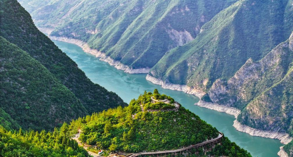 长江巫峡一带景色（2025年6月10日摄，无人机照片）。
