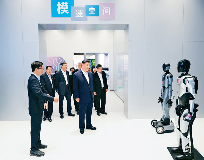 2025年4月29日，中共中央总书记、国家主席、中央军委主席习近平在上海考察。这是习近平在位于徐汇区的上海“模速空间”大模型创新生态社区，听取相关技术研发和企业生产经营介绍。