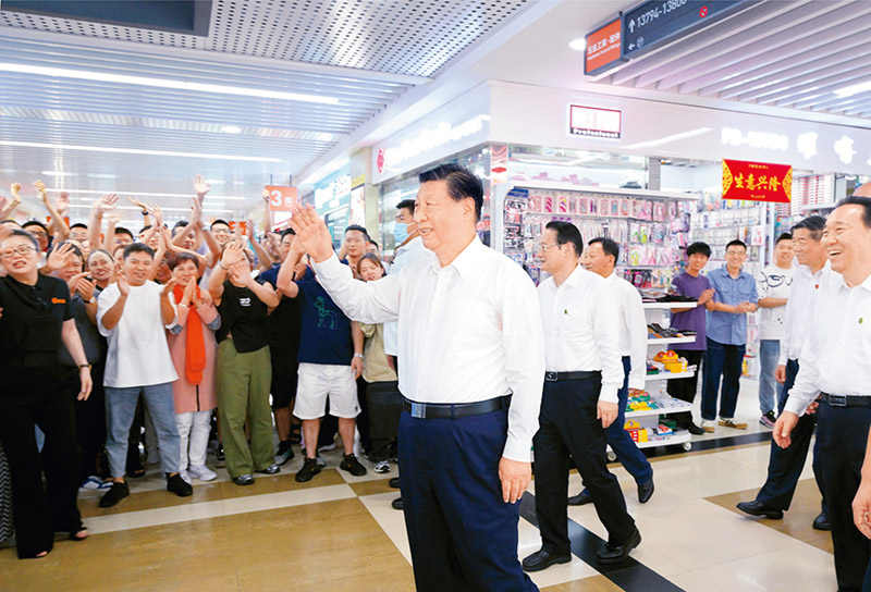 2023年9月20日至21日，中共中央总书记、国家主席、中央军委主席习近平在浙江考察。这是20日上午，习近平在义乌国际商贸城考察时，同商户亲切交流。