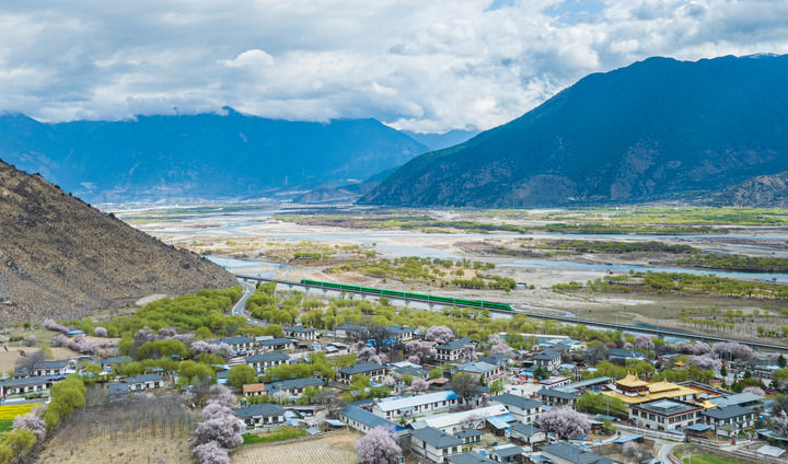 复兴号列车行驶在拉林铁路西藏林芝段（2025年4月3日摄，无人机照片）。