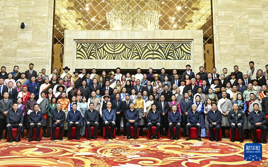 8月20日下午，中共中央总书记、国家主席、中央军委主席习近平在拉萨亲切接见西藏各族各界代表，并同大家合影留念。