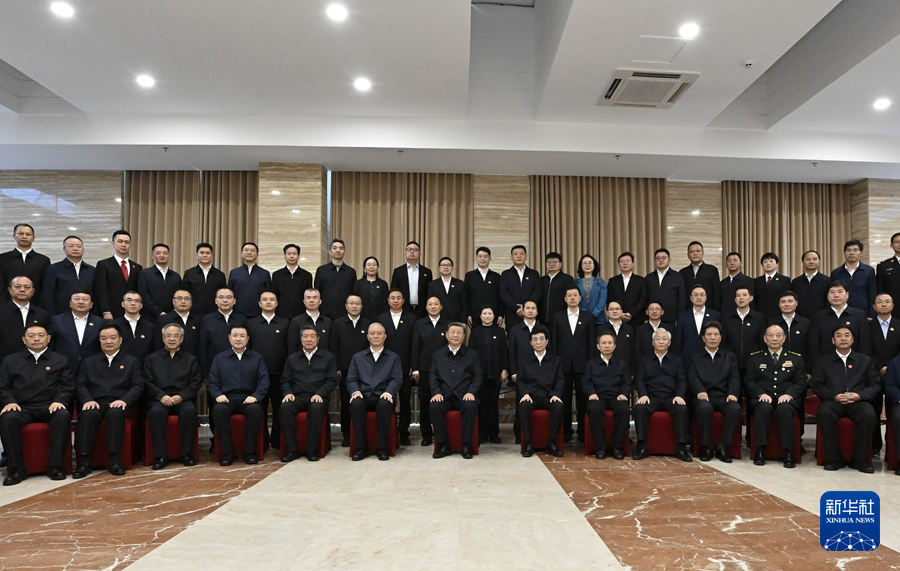 8月20日下午，中共中央总书记、国家主席、中央军委主席习近平在拉萨亲切接见援藏干部代表，并同大家合影留念。