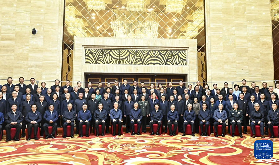 8月20日下午，中共中央总书记、国家主席、中央军委主席习近平在拉萨亲切接见西藏自治区及有关部门、各地市负责同志和老同志代表，并同大家合影留念。