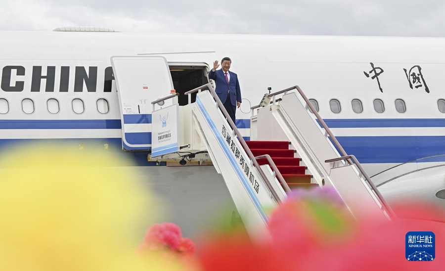 8月20日中午，中共中央总书记、国家主席、中央军委主席习近平率中央代表团乘专机抵达拉萨，出席西藏自治区成立60周年庆祝活动。这是习近平走出舱门，向欢迎群众挥手致意。