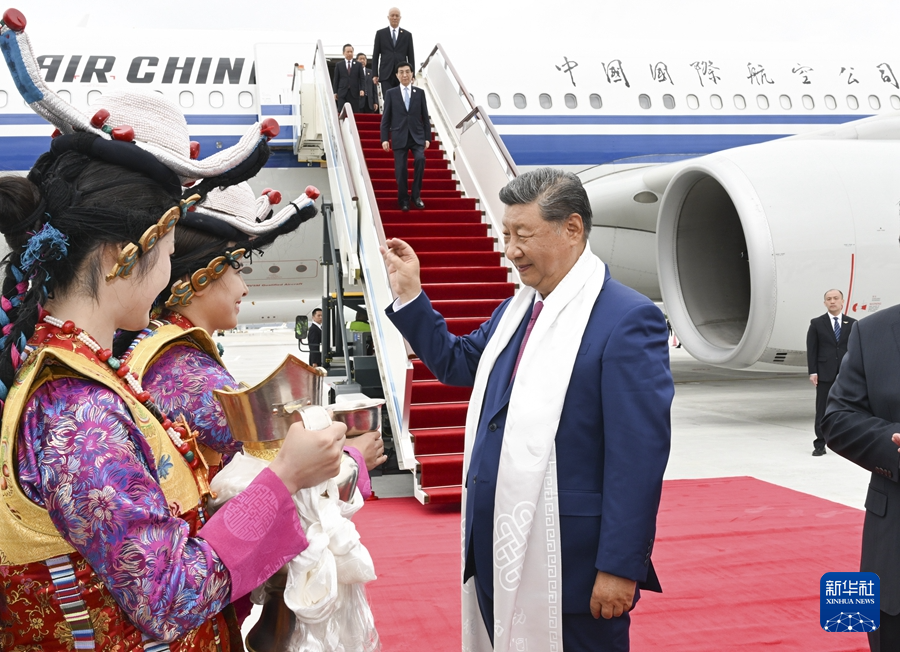8月20日中午，中共中央总书记、国家主席、中央军委主席习近平率中央代表团乘专机抵达拉萨，出席西藏自治区成立60周年庆祝活动。这是礼仪人员敬献切玛和青稞酒。