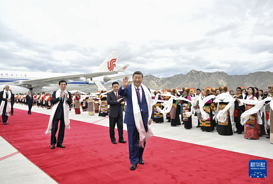 8月20日中午，中共中央总书记、国家主席、中央军委主席习近平率中央代表团乘专机抵达拉萨，出席西藏自治区成立60周年庆祝活动。这是习近平向欢迎群众挥手致意。
