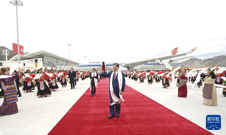8月20日中午，中共中央总书记、国家主席、中央军委主席习近平率中央代表团乘专机抵达拉萨，出席西藏自治区成立60周年庆祝活动。这是习近平向欢迎群众挥手致意。
