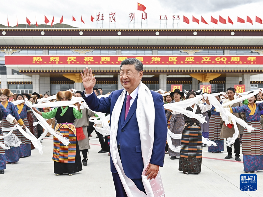 8月20日中午，中共中央总书记、国家主席、中央军委主席习近平率中央代表团乘专机抵达拉萨，出席西藏自治区成立60周年庆祝活动。这是习近平向欢迎群众挥手致意。