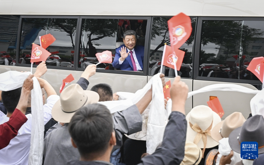 8月20日中午，中共中央总书记、国家主席、中央军委主席习近平率中央代表团乘专机抵达拉萨，出席西藏自治区成立60周年庆祝活动。这是习近平打开车窗，向沿途群众频频挥手致意。