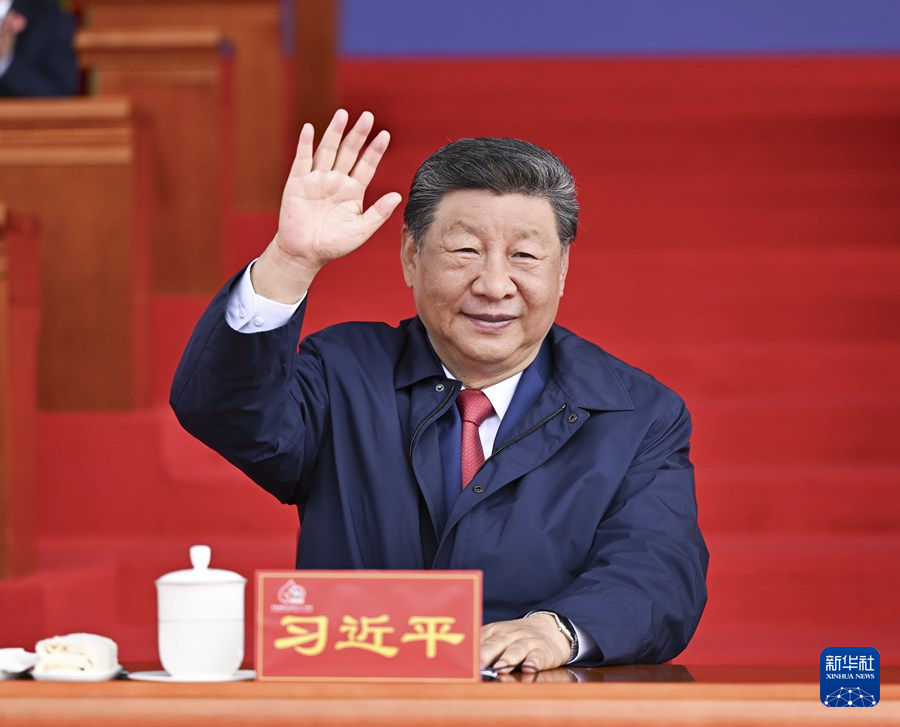 8月21日上午，西藏各族各界干部群众约2万人欢聚拉萨市布达拉宫广场，热烈庆祝西藏自治区成立60周年。中共中央总书记、国家主席、中央军委主席习近平出席庆祝大会。