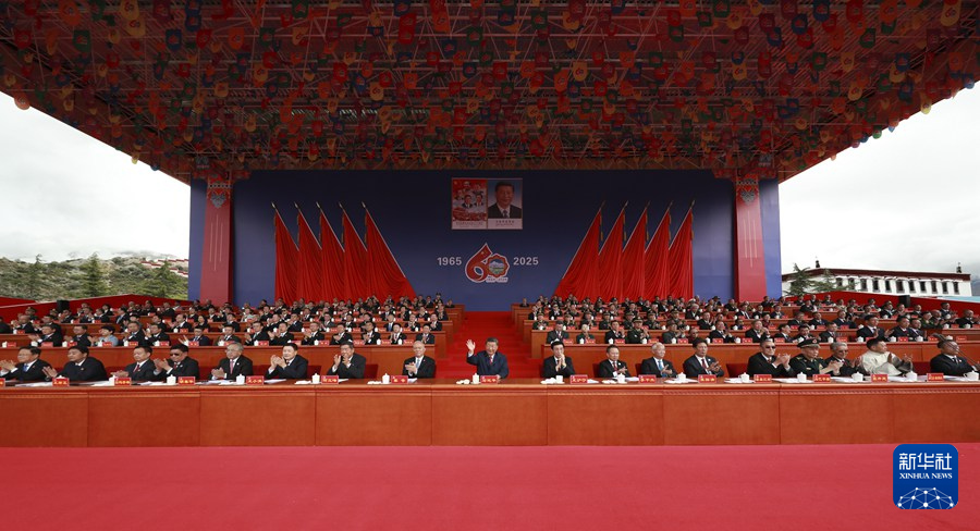 8月21日上午，西藏各族各界干部群众约2万人欢聚拉萨市布达拉宫广场，热烈庆祝西藏自治区成立60周年。中共中央总书记、国家主席、中央军委主席习近平出席庆祝大会。王沪宁、蔡奇出席大会。