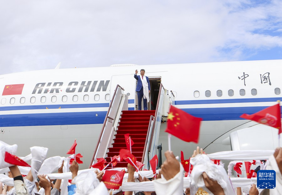 8月21日，中共中央总书记、国家主席、中央军委主席习近平在拉萨出席西藏自治区成立60周年庆祝活动后，乘专机返回北京。这是习近平在拉萨贡嘎机场向前来欢送的各族群众挥手致意。