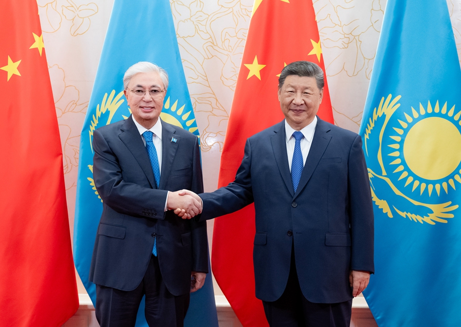 8月30日晚，国家主席习近平在天津迎宾馆会见来华出席2025年上海合作组织峰会和纪念中国人民抗日战争暨世界反法西斯战争胜利80周年活动的哈萨克斯坦总统托卡耶夫。