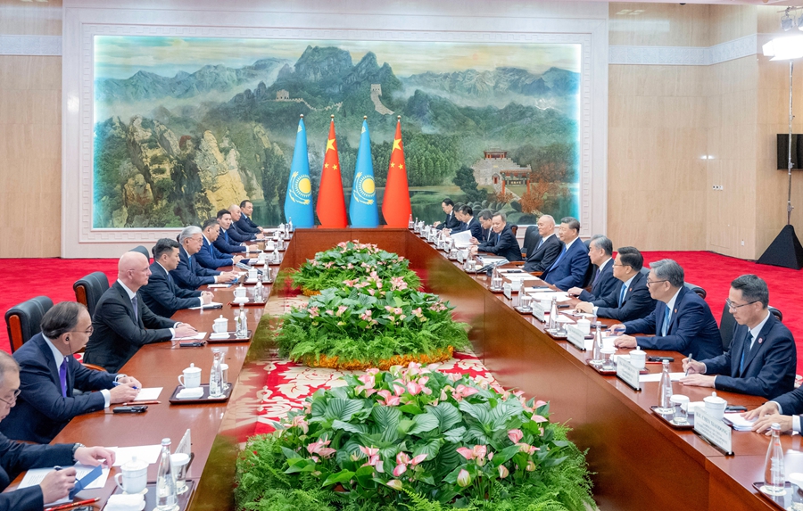 8月30日晚，国家主席习近平在天津迎宾馆会见来华出席2025年上海合作组织峰会和纪念中国人民抗日战争暨世界反法西斯战争胜利80周年活动的哈萨克斯坦总统托卡耶夫。