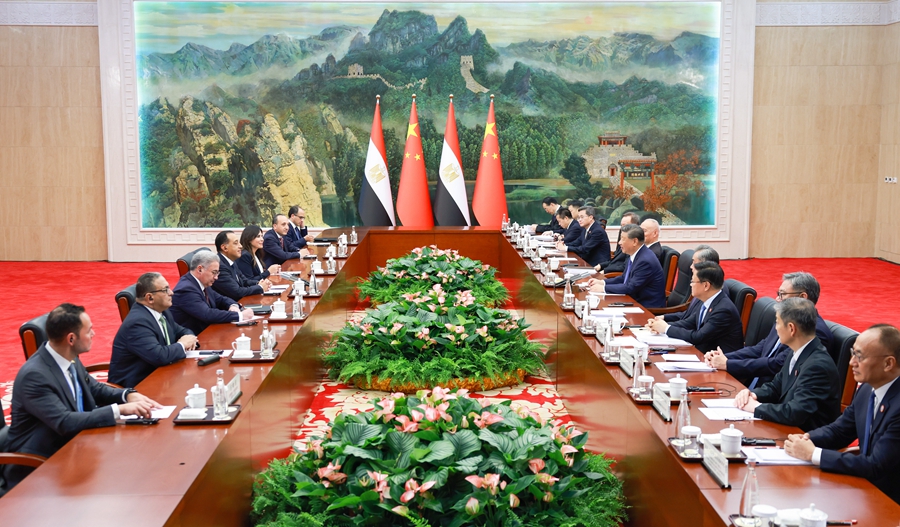 8月30日下午，国家主席习近平在天津迎宾馆会见来华出席2025年上海合作组织峰会的埃及总理马德布利。