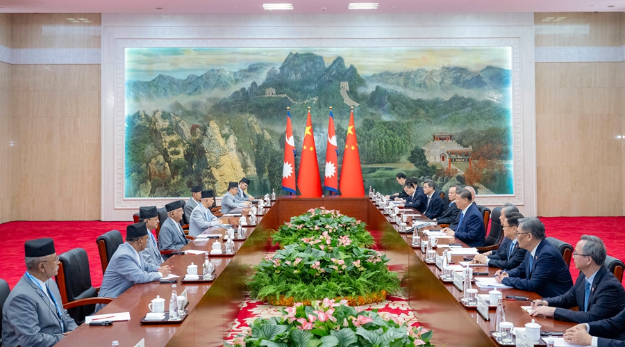 8月30日下午，国家主席习近平在天津迎宾馆会见来华出席2025年上海合作组织峰会和纪念中国人民抗日战争暨世界反法西斯战争胜利80周年活动的尼泊尔总理奥利。