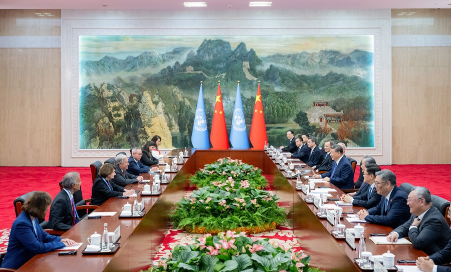8月30日下午，国家主席习近平在天津迎宾馆会见来华出席2025年上海合作组织峰会的联合国秘书长古特雷斯。