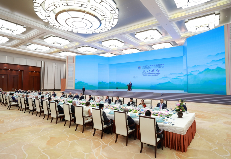 8月31日晚，国家主席习近平和夫人彭丽媛在天津梅江会展中心举行宴会，欢迎来华出席2025年上海合作组织峰会的国际贵宾。这是习近平发表致辞。