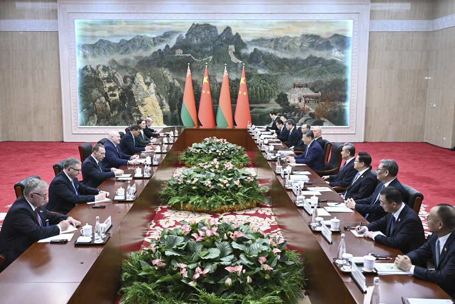 8月31日上午，国家主席习近平在天津迎宾馆会见来华出席2025年上海合作组织峰会和纪念中国人民抗日战争暨世界反法西斯战争胜利80周年活动的白俄罗斯总统卢卡申科。