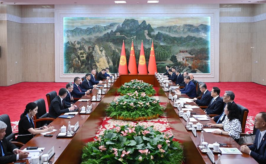 8月31日上午，国家主席习近平在天津迎宾馆会见来华出席2025年上海合作组织峰会和纪念中国人民抗日战争暨世界反法西斯战争胜利80周年活动的吉尔吉斯斯坦总统扎帕罗夫。