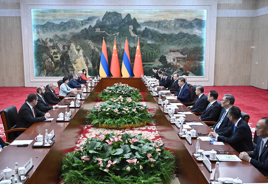 8月31日上午，国家主席习近平在天津迎宾馆会见来华出席2025年上海合作组织峰会和纪念中国人民抗日战争暨世界反法西斯战争胜利80周年活动的亚美尼亚总理帕什尼扬。