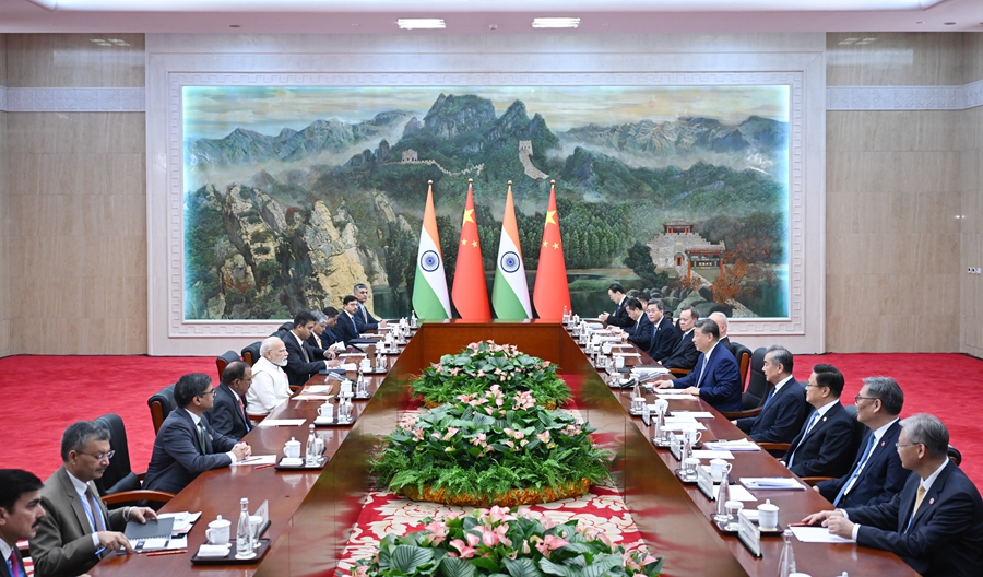 8月31日中午，国家主席习近平在天津迎宾馆会见来华出席2025年上海合作组织峰会的印度总理莫迪。