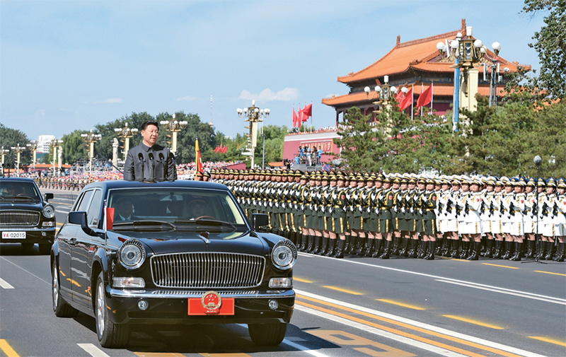 2015年9月3日，纪念中国人民抗日战争暨世界反法西斯战争胜利70周年大会在北京隆重举行。这是中共中央总书记、国家主席、中央军委主席习近平检阅受阅部队。