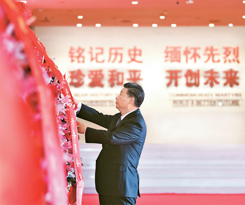 2020年9月3日上午，中共中央总书记、国家主席、中央军委主席习近平等党和国家领导人来到中国人民抗日战争纪念馆，出席纪念中国人民抗日战争暨世界反法西斯战争胜利75周年向抗战烈士敬献花篮仪式。这是习近平整理花篮上的缎带。