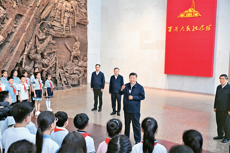 2025年7月7日至8日，中共中央总书记、国家主席、中央军委主席习近平在山西考察。这是7日下午，习近平在位于阳泉市狮脑山的百团大战纪念馆考察时，同前来参观的青少年学生和纪念馆工作人员亲切交流。