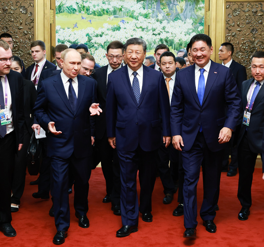 9月2日上午，国家主席习近平同俄罗斯总统普京、蒙古国总统呼日勒苏赫在北京人民大会堂举行中俄蒙三国元首第七次会晤。