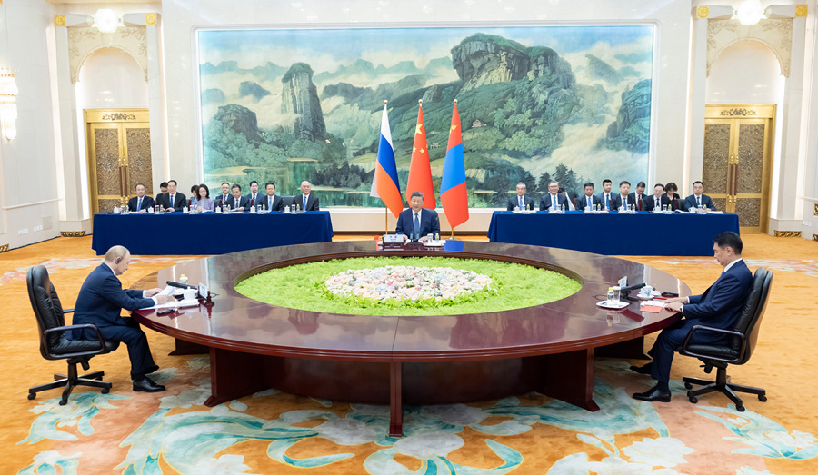 9月2日上午，国家主席习近平同俄罗斯总统普京、蒙古国总统呼日勒苏赫在北京人民大会堂举行中俄蒙三国元首第七次会晤。