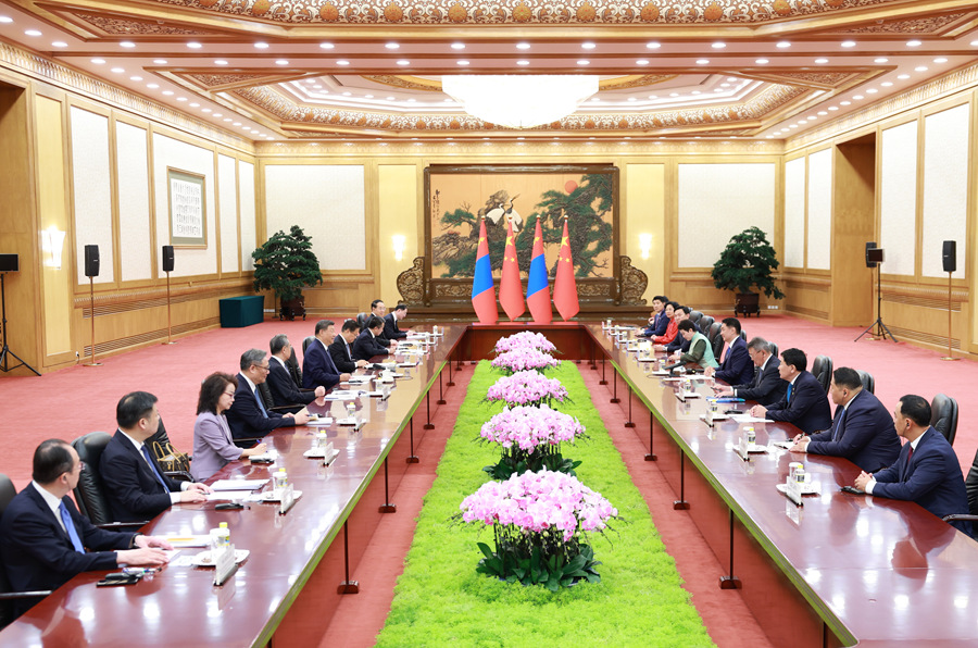 9月2日上午，国家主席习近平在北京人民大会堂会见来华出席2025年上海合作组织峰会和纪念中国人民抗日战争暨世界反法西斯战争胜利80周年活动的蒙古国总统呼日勒苏赫。