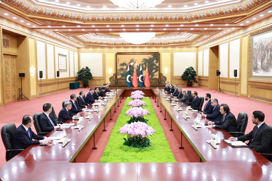 9月2日上午，国家主席习近平在北京人民大会堂会见来华出席2025年上海合作组织峰会和纪念中国人民抗日战争暨世界反法西斯战争胜利80周年活动的巴基斯坦总理夏巴兹。