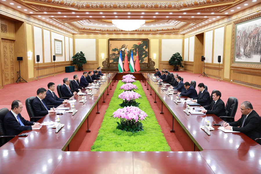 9月2日上午，国家主席习近平在北京人民大会堂会见来华出席2025年上海合作组织峰会和纪念中国人民抗日战争暨世界反法西斯战争胜利80周年活动的乌兹别克斯坦总统米尔济约耶夫。