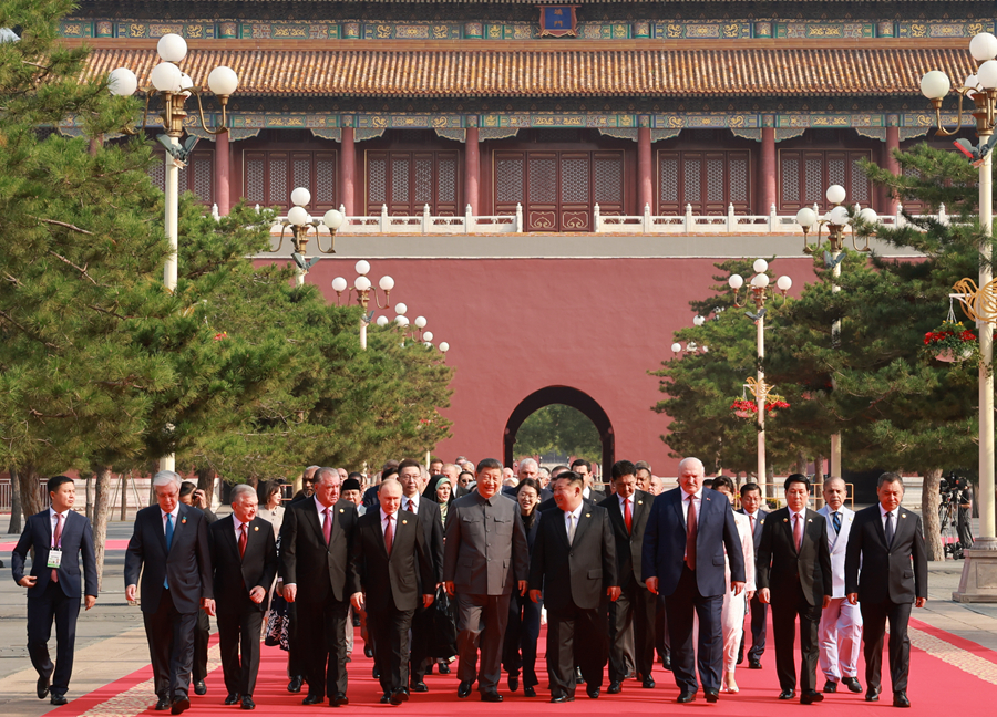 9月3日，纪念中国人民抗日战争暨世界反法西斯战争胜利80周年大会在北京天安门广场隆重举行。这是大会开始前，中共中央总书记、国家主席、中央军委主席习近平同出席大会的外方代表团团长前往天安门城楼。