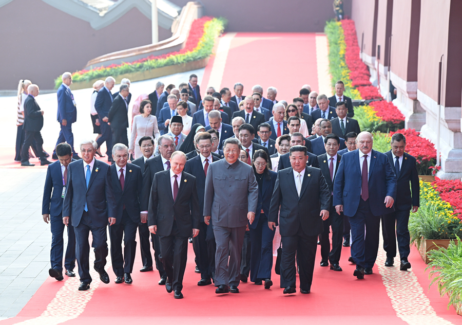 9月3日，纪念中国人民抗日战争暨世界反法西斯战争胜利80周年大会在北京天安门广场隆重举行。这是大会开始前，中共中央总书记、国家主席、中央军委主席习近平同出席大会的外方代表团团长前往天安门城楼。
