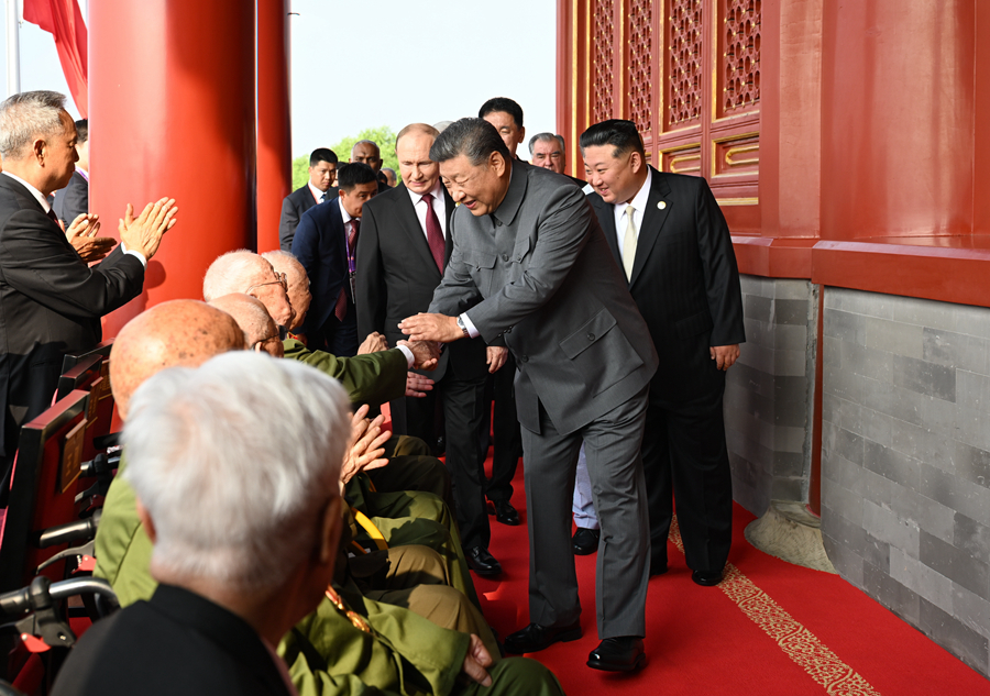 9月3日，纪念中国人民抗日战争暨世界反法西斯战争胜利80周年大会在北京天安门广场隆重举行。这是大会开始前，中共中央总书记、国家主席、中央军委主席习近平同抗战老战士老同志代表亲切握手，向他们表示崇高敬意。