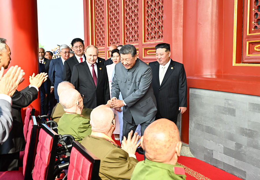 9月3日，纪念中国人民抗日战争暨世界反法西斯战争胜利80周年大会在北京天安门广场隆重举行。这是大会开始前，中共中央总书记、国家主席、中央军委主席习近平同抗战老战士老同志代表亲切握手，向他们表示崇高敬意。