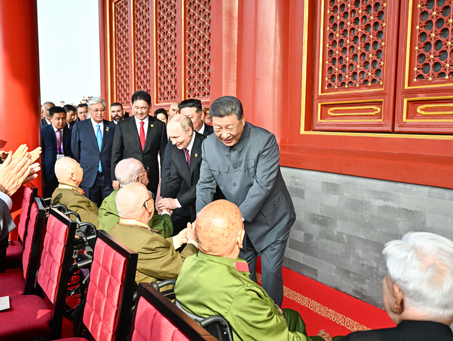 9月3日，纪念中国人民抗日战争暨世界反法西斯战争胜利80周年大会在北京天安门广场隆重举行。这是大会开始前，中共中央总书记、国家主席、中央军委主席习近平同抗战老战士老同志代表亲切握手，向他们表示崇高敬意。