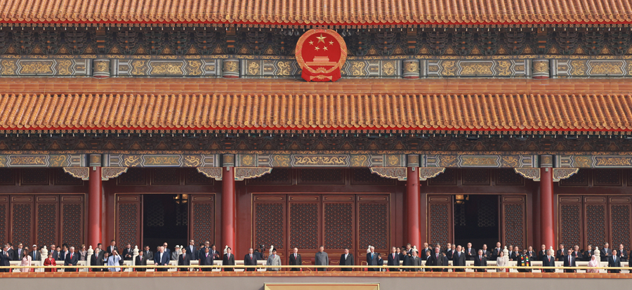 9月3日，纪念中国人民抗日战争暨世界反法西斯战争胜利80周年大会在北京天安门广场隆重举行。这是中共中央总书记、国家主席、中央军委主席习近平等在天安门城楼上。