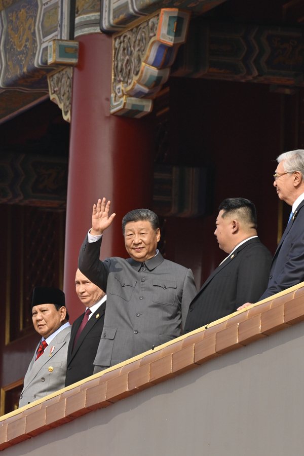 9月3日，纪念中国人民抗日战争暨世界反法西斯战争胜利80周年大会在北京天安门广场隆重举行。这是中共中央总书记、国家主席、中央军委主席习近平等在天安门城楼上。