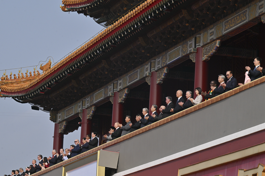 9月3日，纪念中国人民抗日战争暨世界反法西斯战争胜利80周年大会在北京天安门广场隆重举行。这是中共中央总书记、国家主席、中央军委主席习近平等在天安门城楼上。