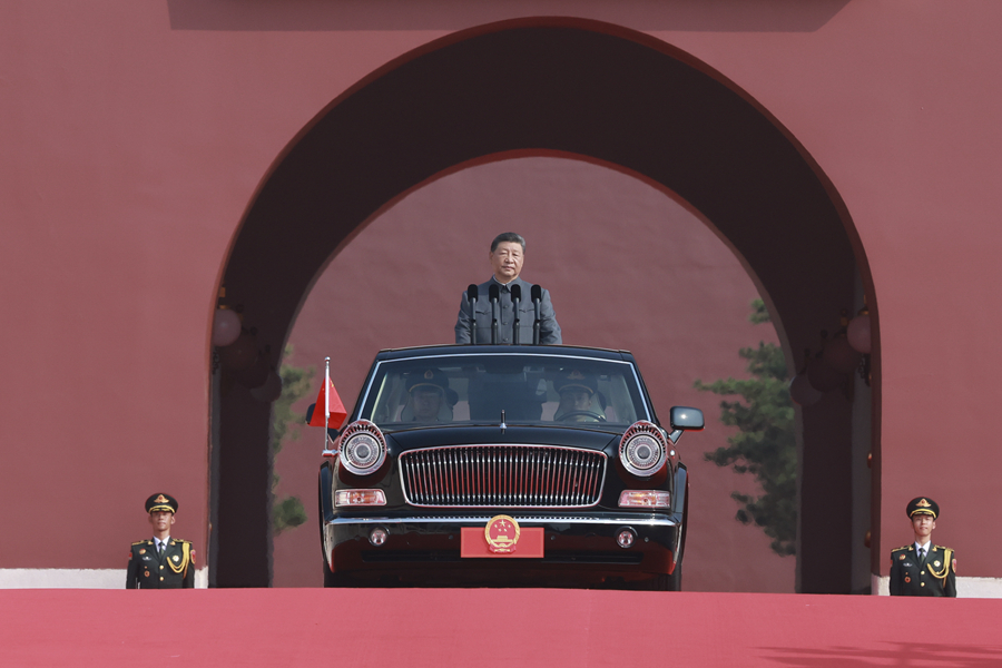 9月3日，纪念中国人民抗日战争暨世界反法西斯战争胜利80周年大会在北京天安门广场隆重举行。中共中央总书记、国家主席、中央军委主席习近平发表重要讲话并检阅受阅部队。这是习近平乘检阅车，经过金水桥，驶上长安街。