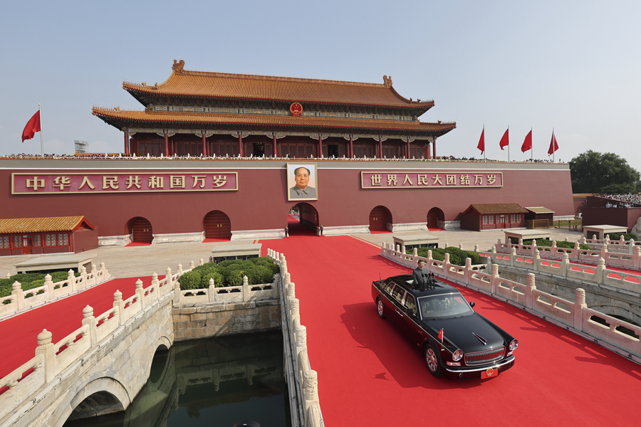 9月3日，纪念中国人民抗日战争暨世界反法西斯战争胜利80周年大会在北京天安门广场隆重举行。中共中央总书记、国家主席、中央军委主席习近平发表重要讲话并检阅受阅部队。这是习近平乘检阅车，经过金水桥，驶上长安街。