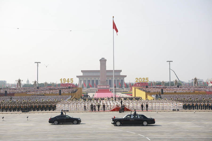 9月3日，纪念中国人民抗日战争暨世界反法西斯战争胜利80周年大会在北京天安门广场隆重举行。这是阅兵总指挥韩胜延报告受阅部队列队完毕，中共中央总书记、国家主席、中央军委主席习近平下达检阅开始的命令。